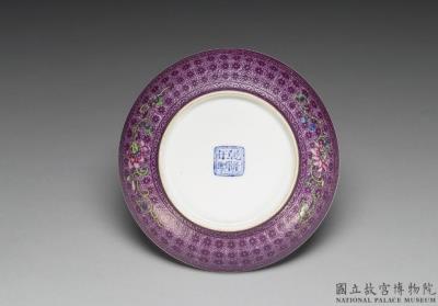 图片[3]-Dish with flower inside a carved purple exterior in falangcai painted enamels, Qianlong reign (1736-1795), Qing dynasty-China Archive